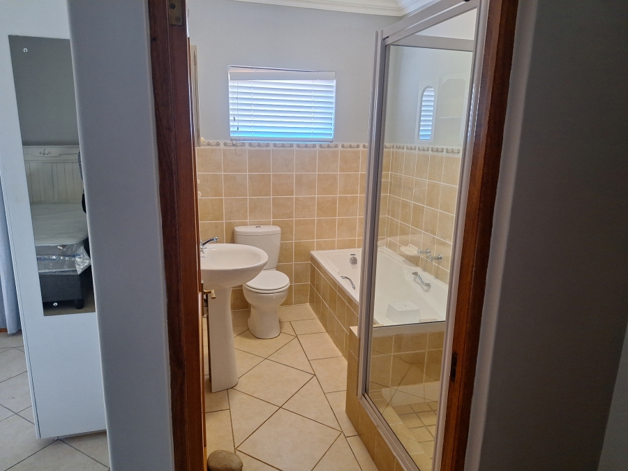 To Let 4 Bedroom Property for Rent in Santareme Eastern Cape